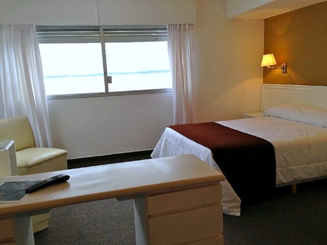Habitación Cuádruple con cama matrimonial y ventana con vista al agua