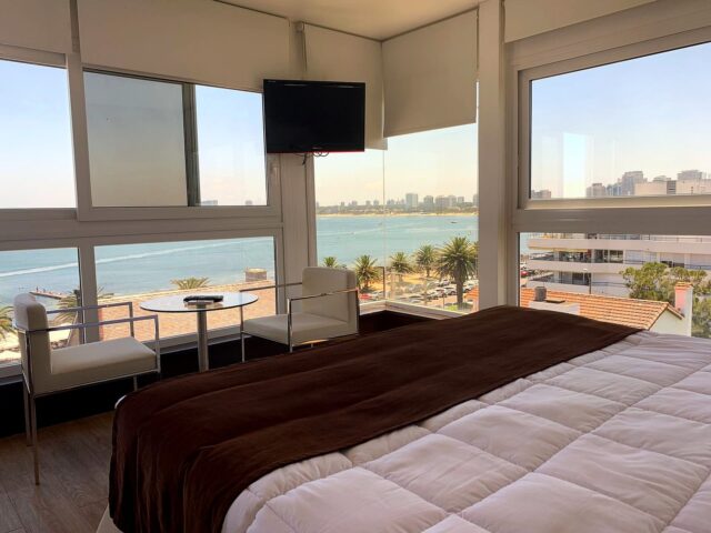 Suite Executive con ventanal en esquina y vista a la bahía y la ciudad