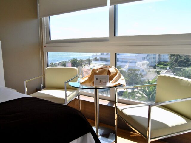 Suite Junior con sillones junto al ventanal y vista al mar